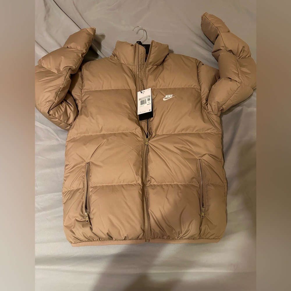 Nike Sportswear Club Men's/Women Therma-FIT Down Puffer Jacket Taupe.Size XS NWT - Picture 7 of 15